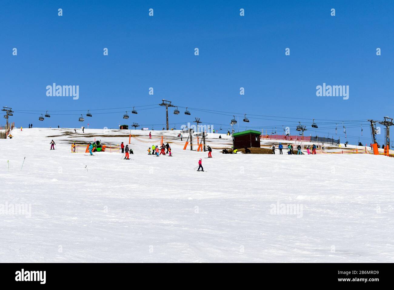 Feldberg, Alemania - 25 de enero de 2020: Pistas de esquí y esquiadores en Feldberg. Foto de stock