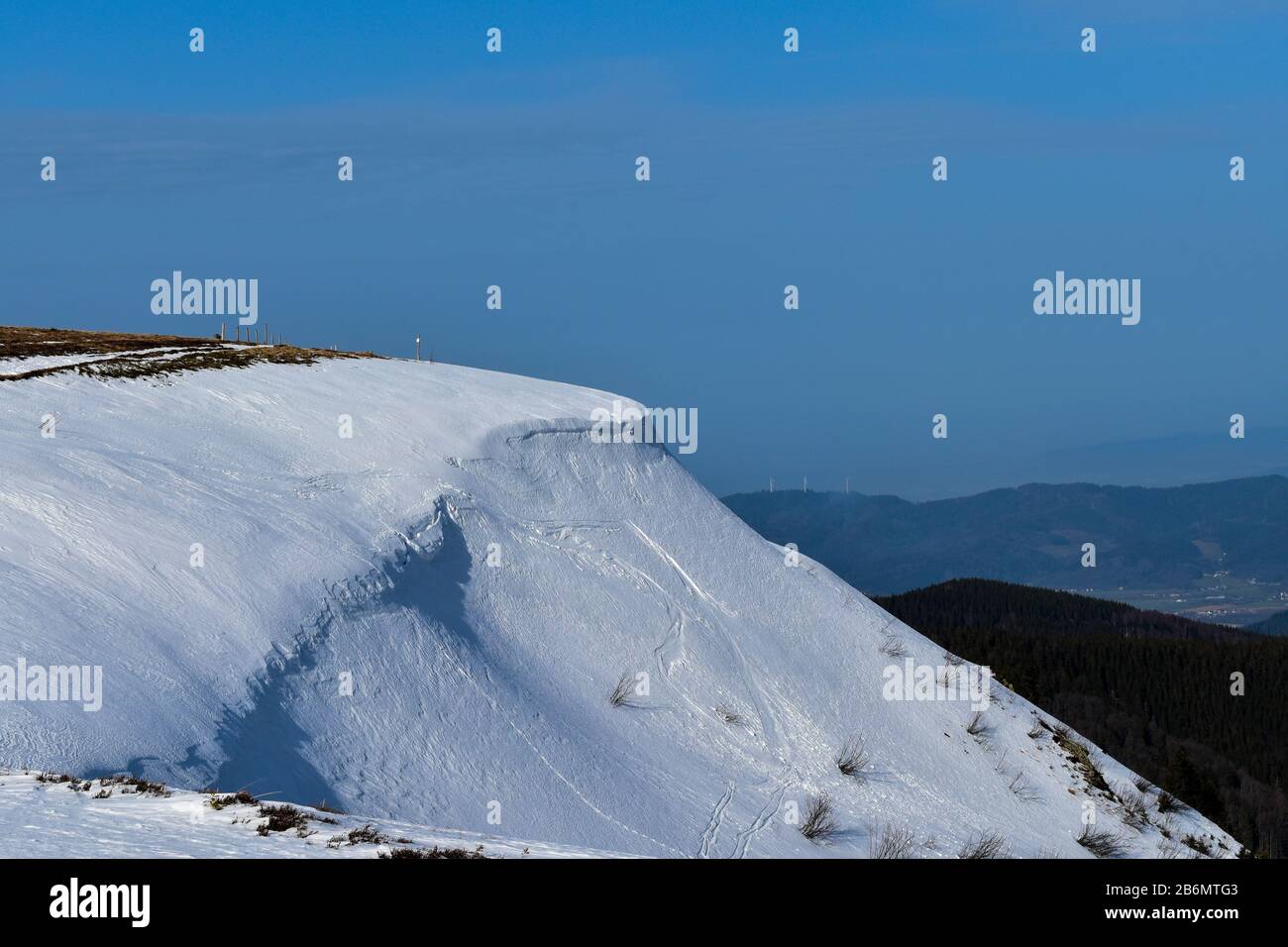 Pico nevado de montaña con deriva de nieve. Foto de stock