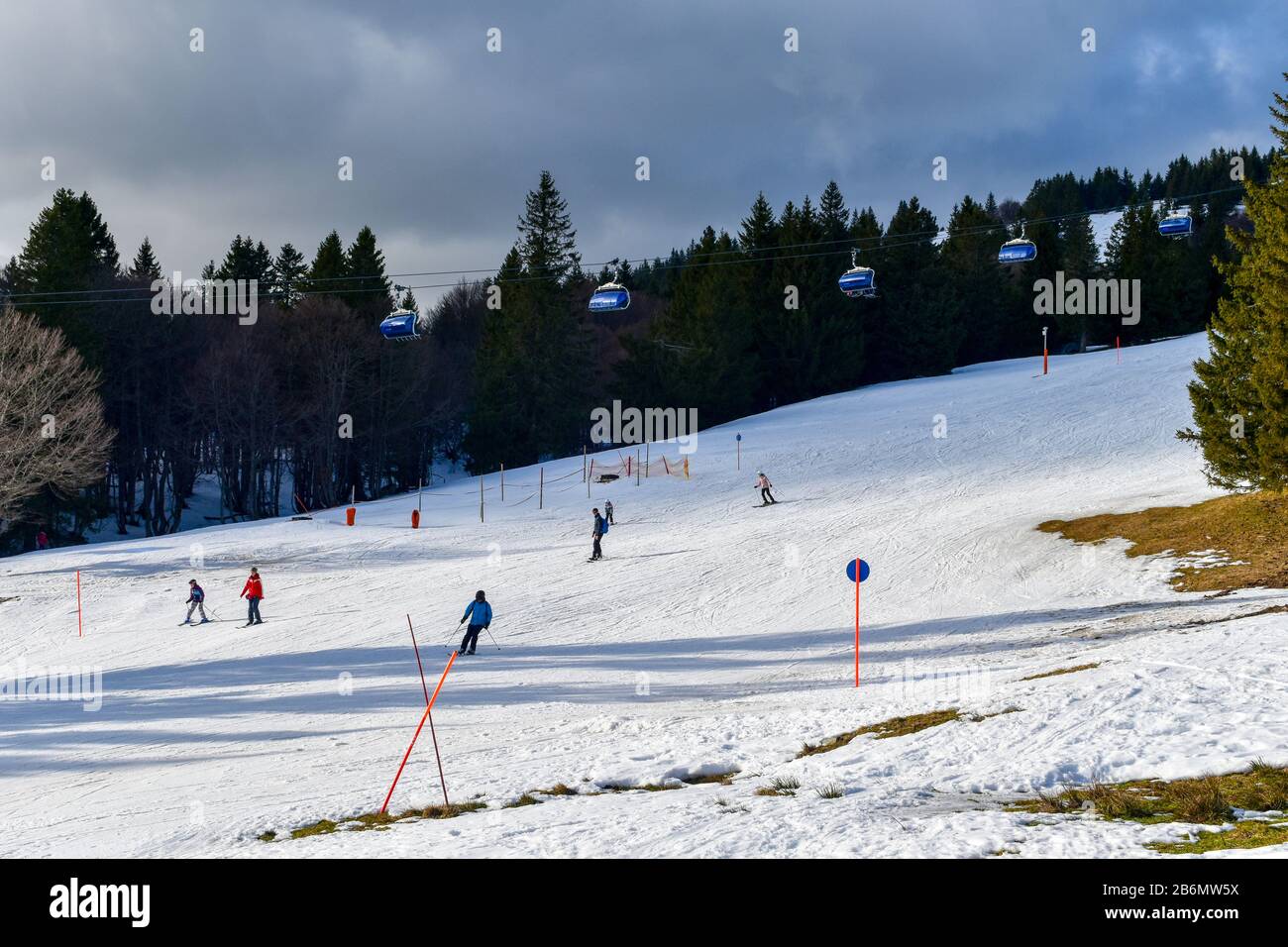 Feldberg, Alemania - 25 de enero de 2020: Pistas de esquí y esquiadores en Feldberg. Foto de stock