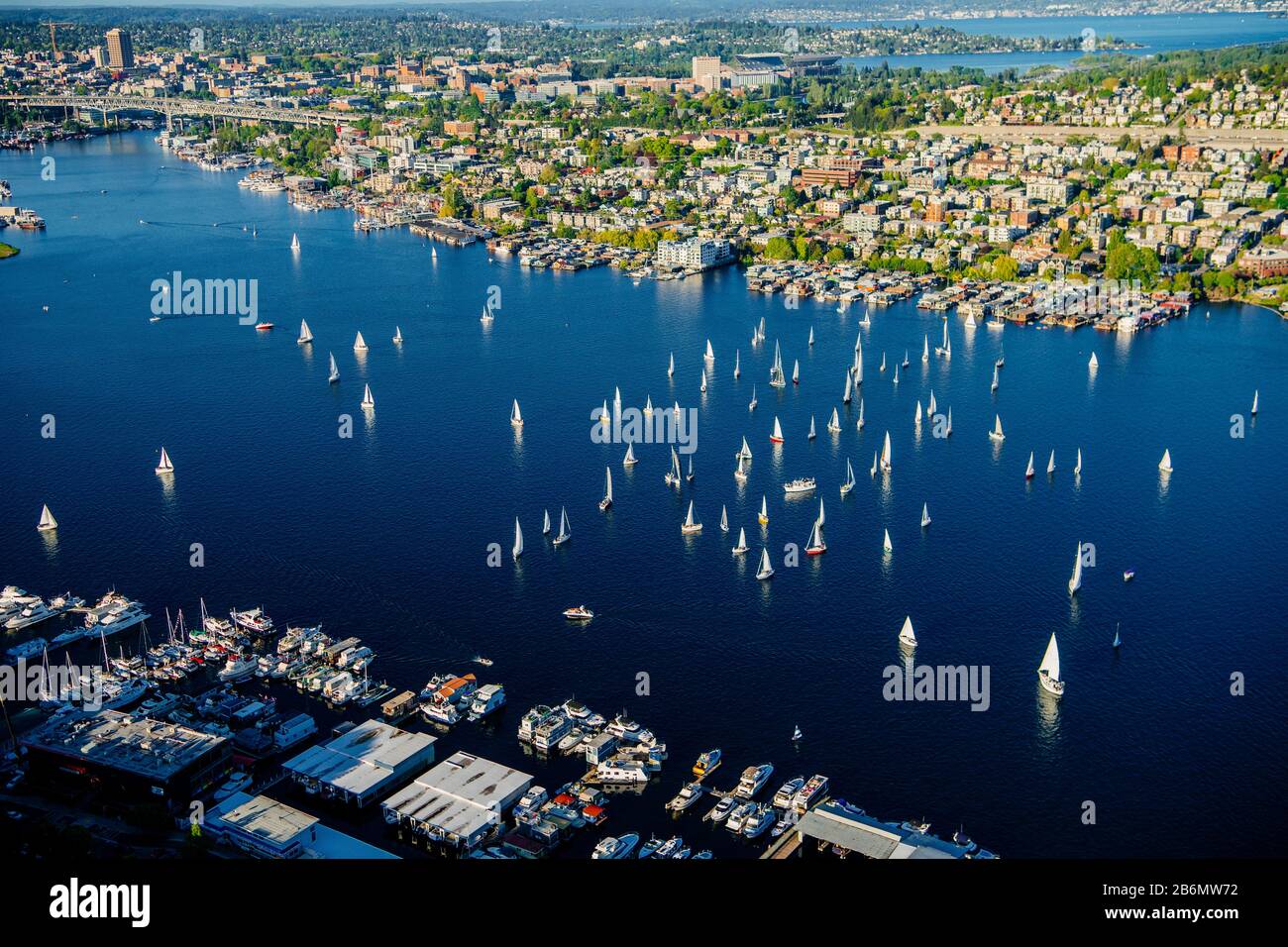 Vista aérea de Seattle con regata en Eagle Harbor, Washington State, Estados Unidos Foto de stock