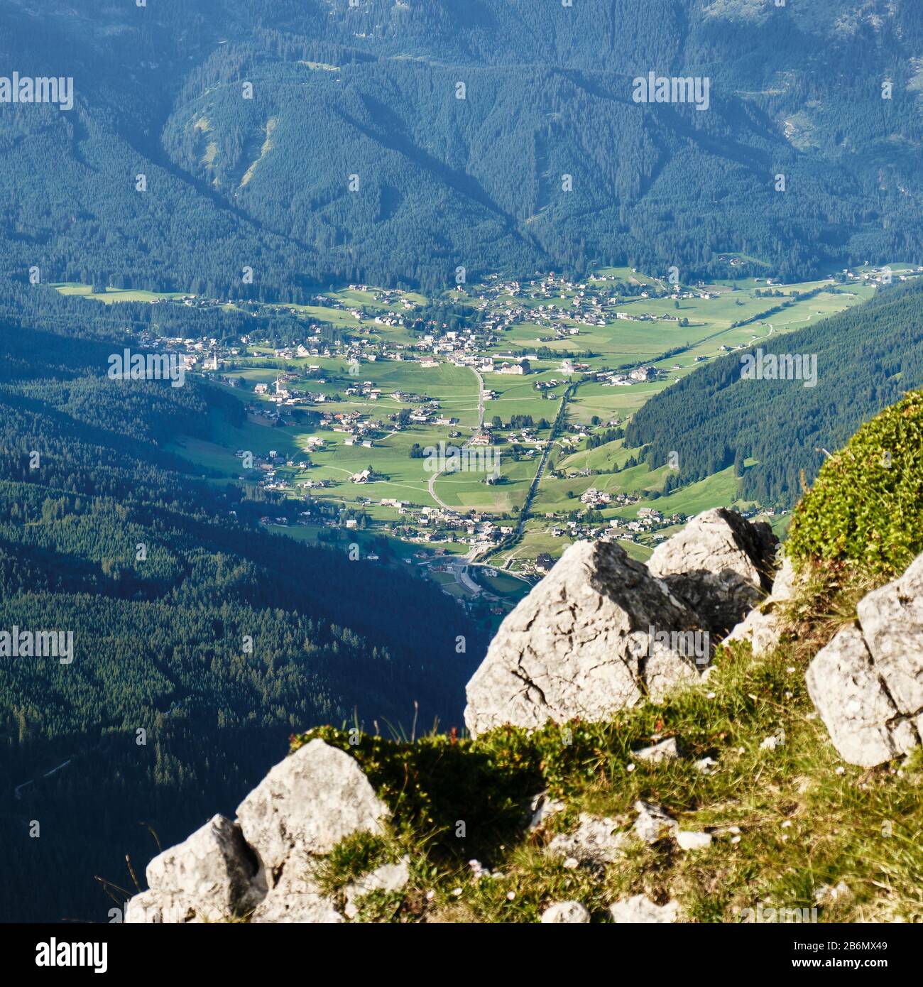 Gosau pueblo y valle en Austria, rodeado de bosques verdes - vista desde una vía ferrata ruta en las montañas de Donnerkogel. Foto de stock