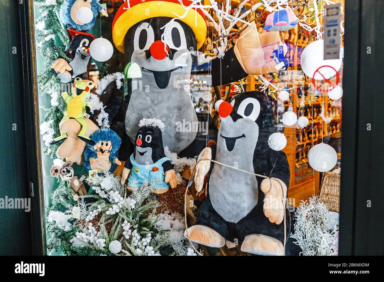 2017 de diciembre, PRAGA, REPÚBLICA CHECA: El famoso personaje checo de dibujos animados Krtek mole en una tienda de recuerdos está a la venta Foto de stock
