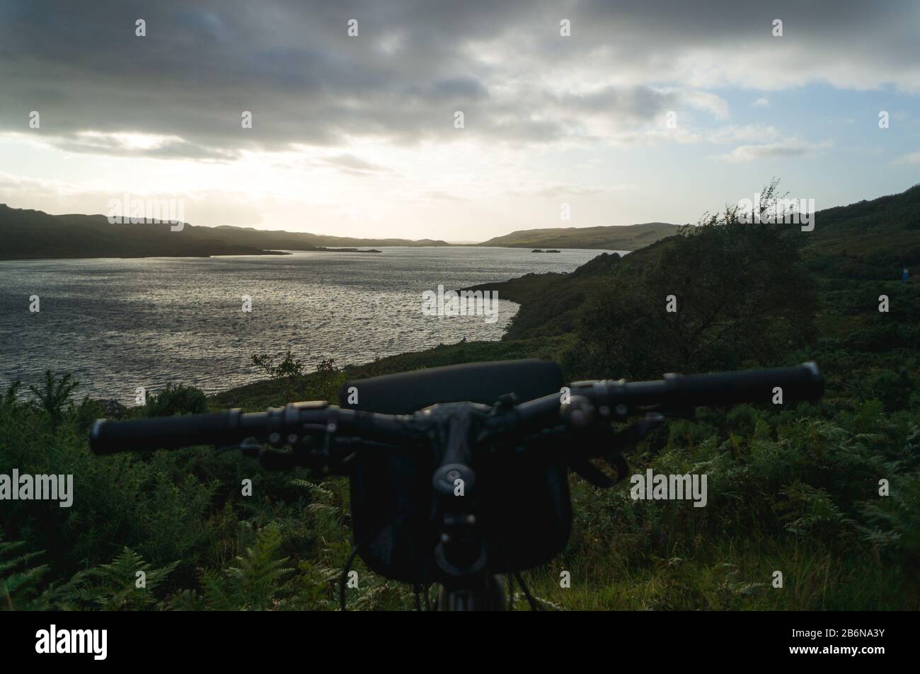 vacaciones en bicicleta en escocia. Excursión en bicicleta al atardecer, vista en primera persona Foto de stock