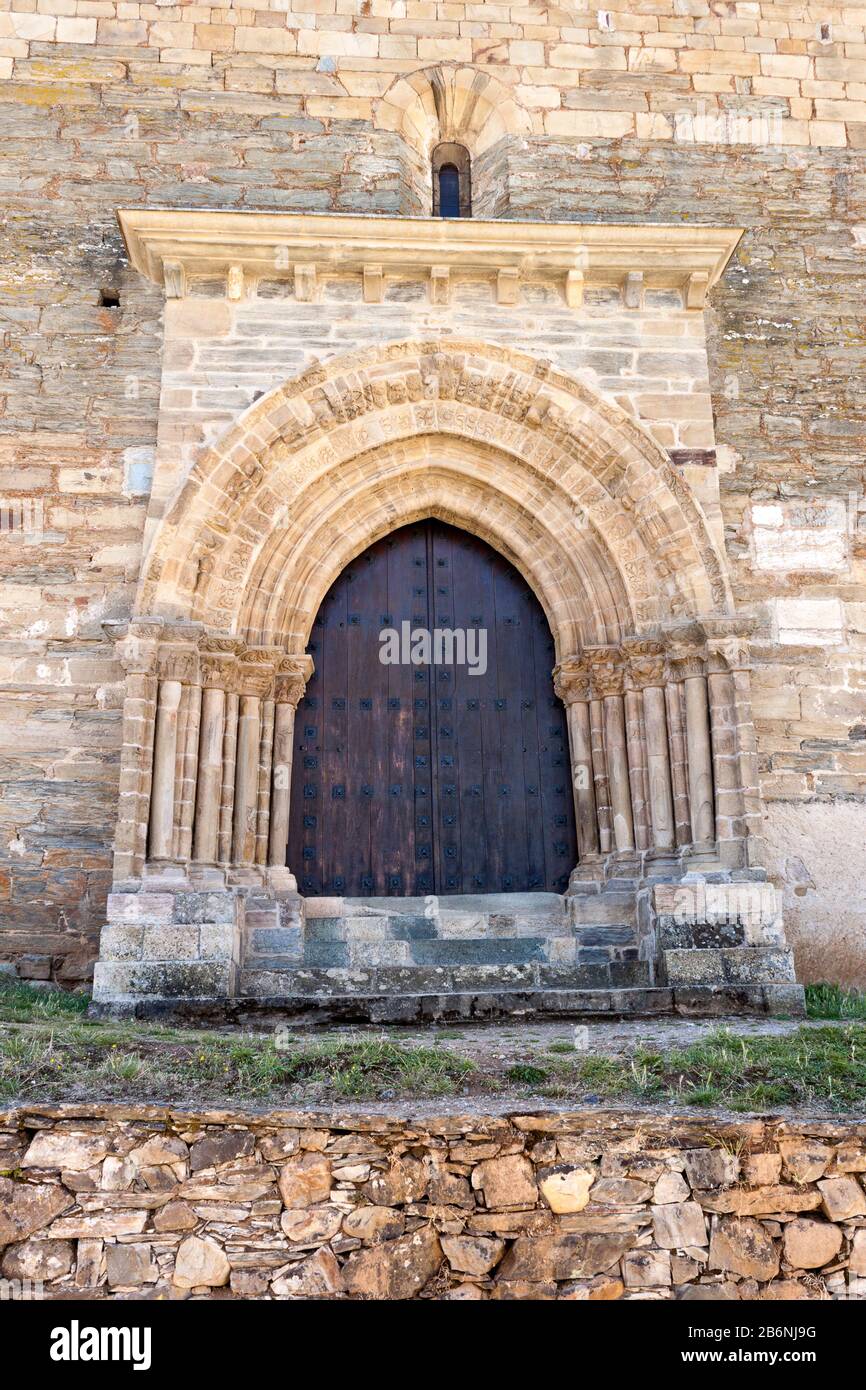 La Puerta del Perdón en la iglesia románica de Santiago en Villafranca del  Bierzo, Castilla y León, España Fotografía de stock - Alamy