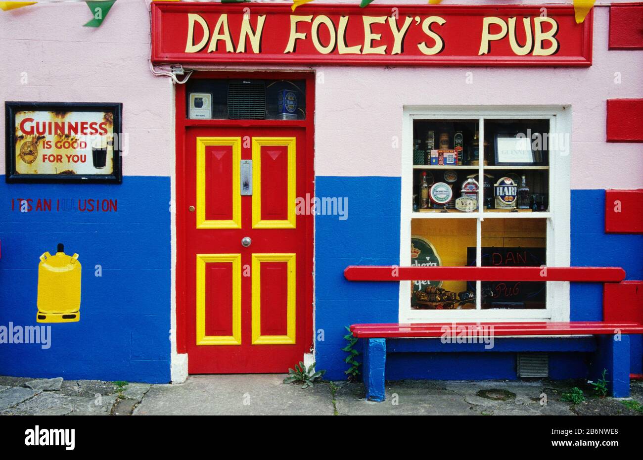 Pub En Irlanda, Dan Foleys Pub, Aussenansicht, Irland Foto de stock