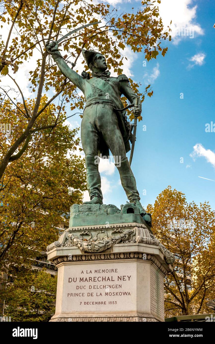 Una estatua del comandante militar francés Mariscal Ney en el centro de París, Francia. Erigido en 1859, el escultor Francois Rude (1784-1855) Foto de stock