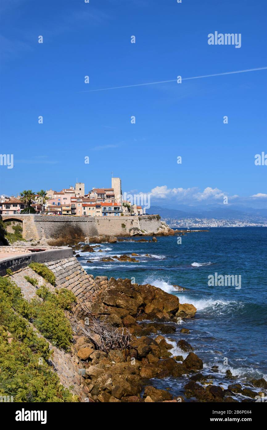 Ciudad Vieja de Antibes y vista panorámica de la costa, sur de Francia Foto de stock