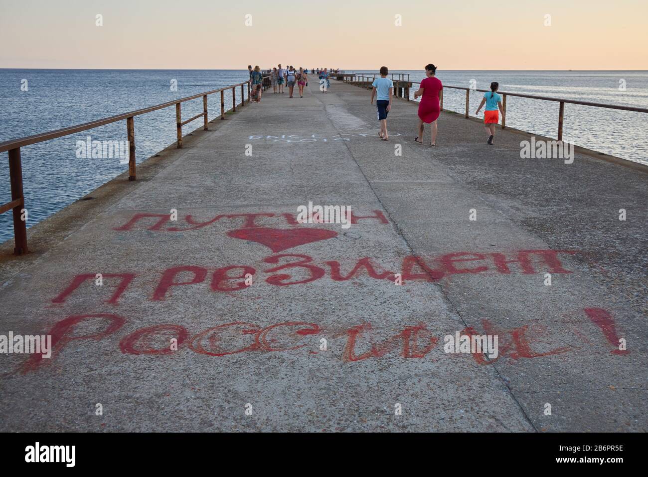 Lermontovo, Región de Krasnodar, Rusia, 22 de julio de 2019: En el muelle donde los turistas caminan, está escrita la inscripción "Putin es el Presidente de Rusia" Foto de stock