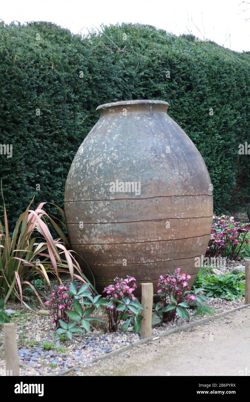 Gran jarrón de jardín fotografías e imágenes de alta resolución - Alamy