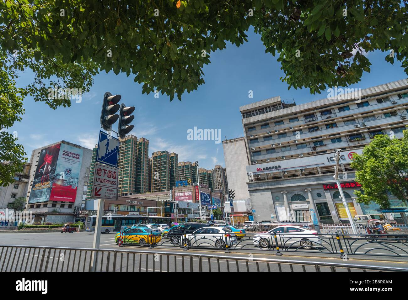 Yichang, China - 2019 de agosto : fila de coches esperando en una luz verde en un cruce de carretera ocupado en un caluroso día de verano en la ciudad de Yichang, Provincia de Hubei Foto de stock