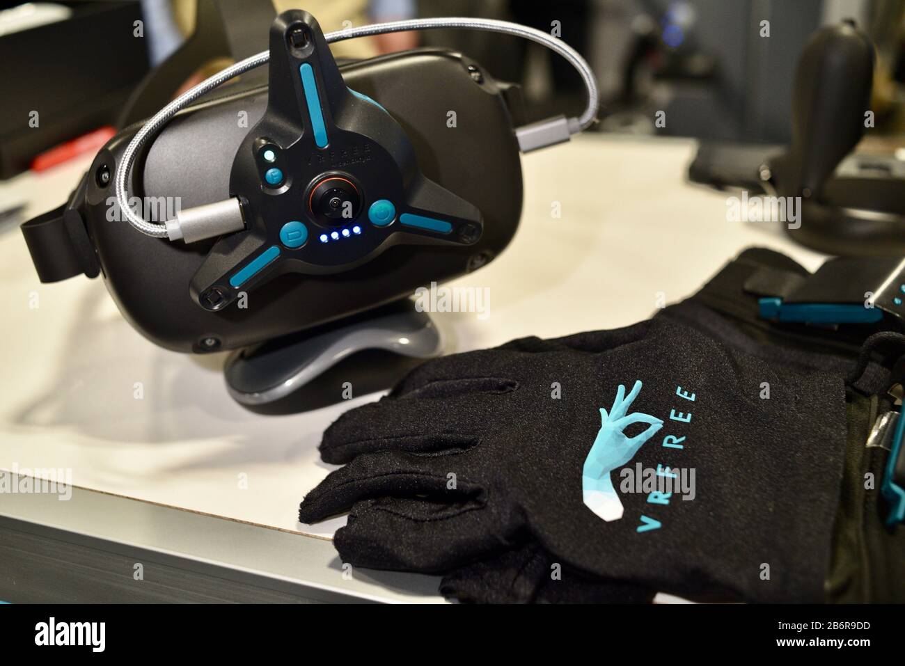 Guantes hápticos Sensoryx VRfree usados como accesorio para el juego de  realidad virtual (VR), ofreciendo grados completos de libertad, exhibidos  en CES, las Vegas, USA Fotografía de stock - Alamy