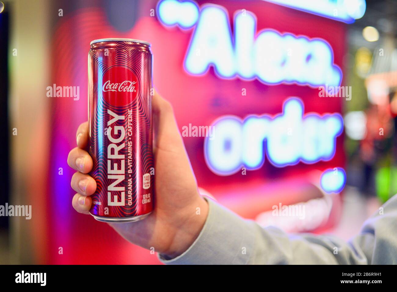 Coca-Cola Energy Drink se lanzó en CES, donde los asistentes al espectáculo  pusieron su pedido usando el asistente de voz Amazon Alexa, las Vegas, NV,  EE.UU Fotografía de stock - Alamy