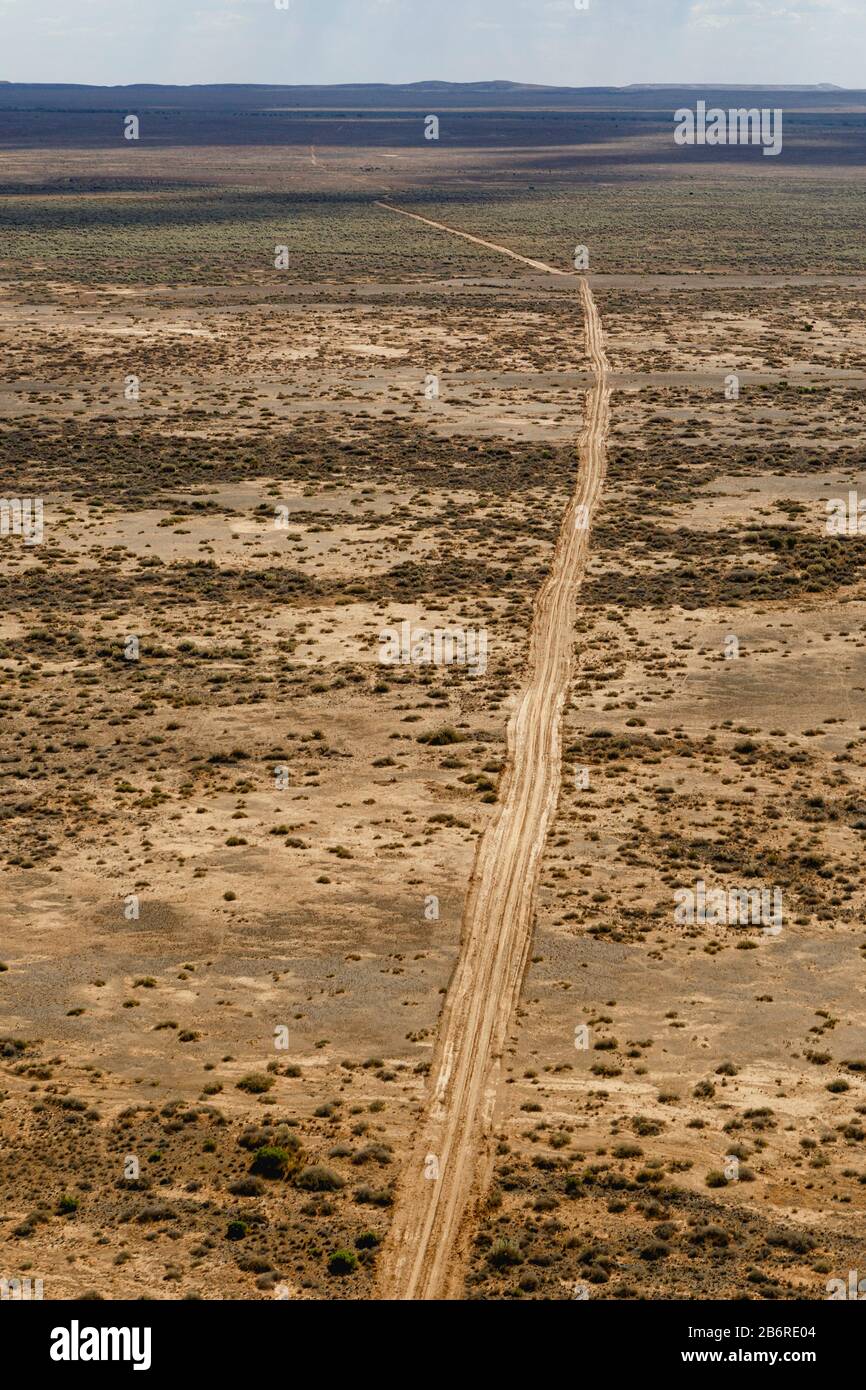 Desierto tierra carretera vista aérea, en medio de la nada concepto cerca de la ciudad Outback de Marree Australia del Sur Foto de stock