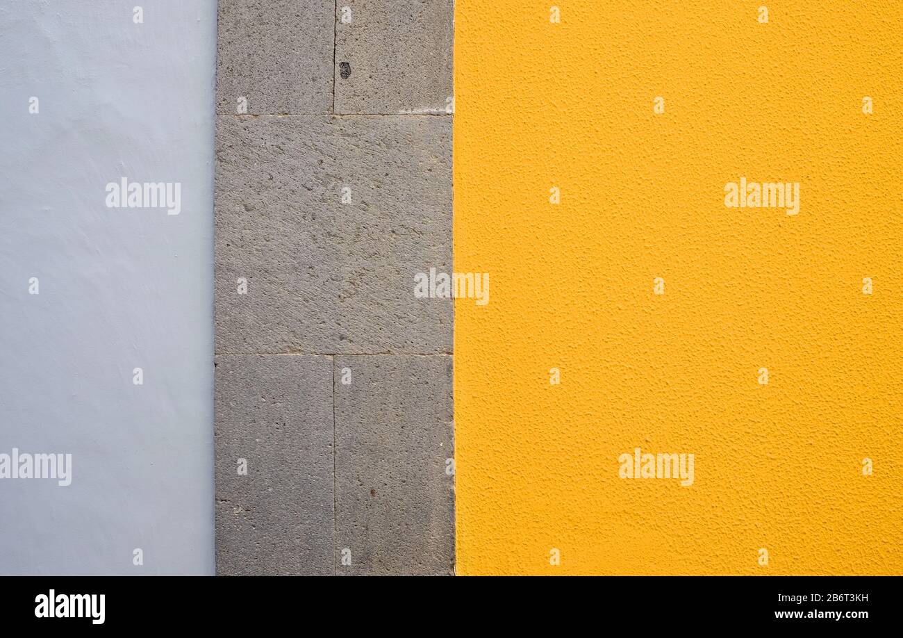 Paneles de pared en colores gris y amarillo, detalle de moderno acabado de la casa. Foto de stock