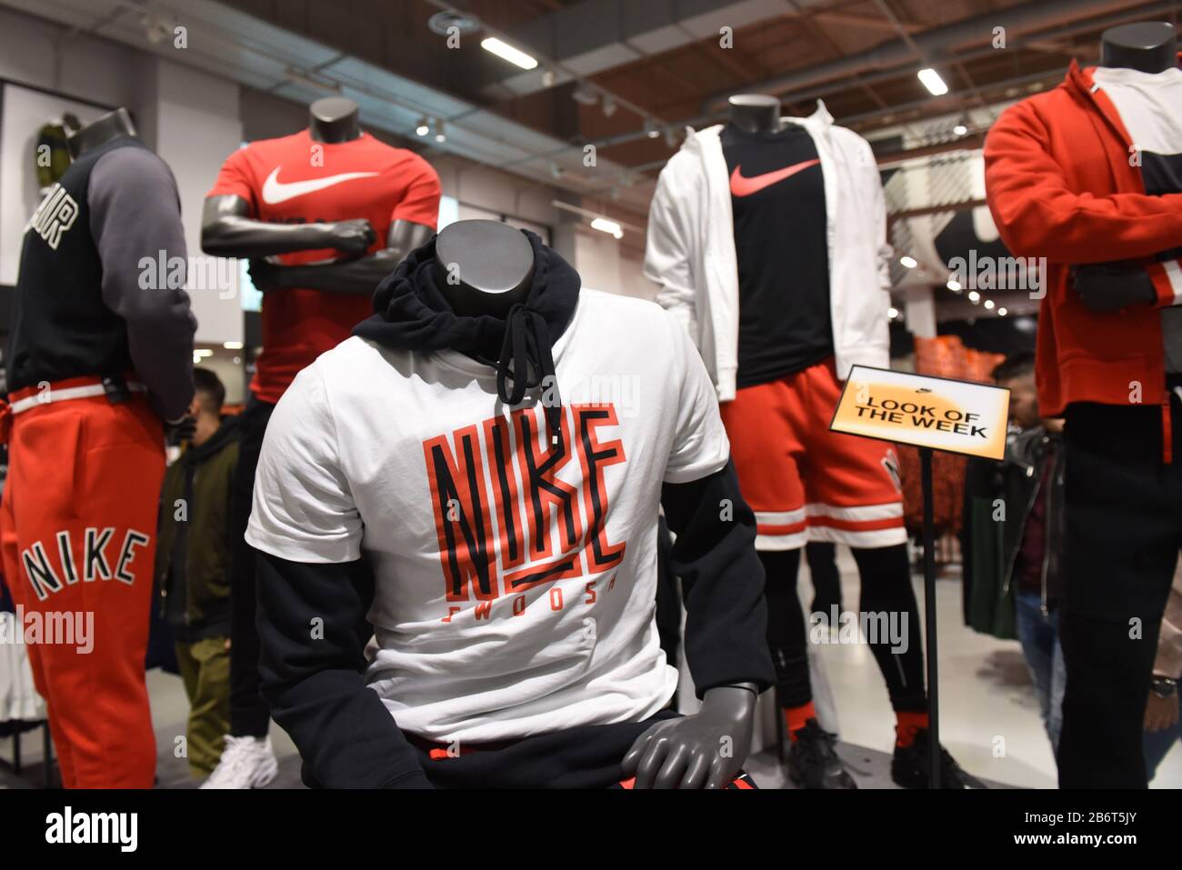 Los maniquíes se ven dentro de una tienda Nike Fotografía de stock Alamy