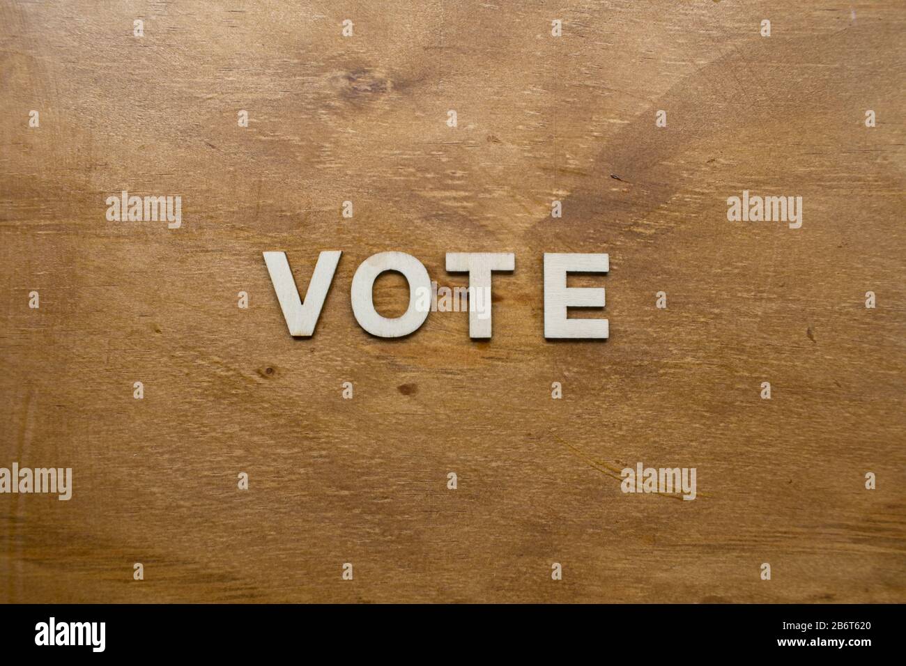 Votar en concepto de elección - cartas sobre la madera . Foto de stock