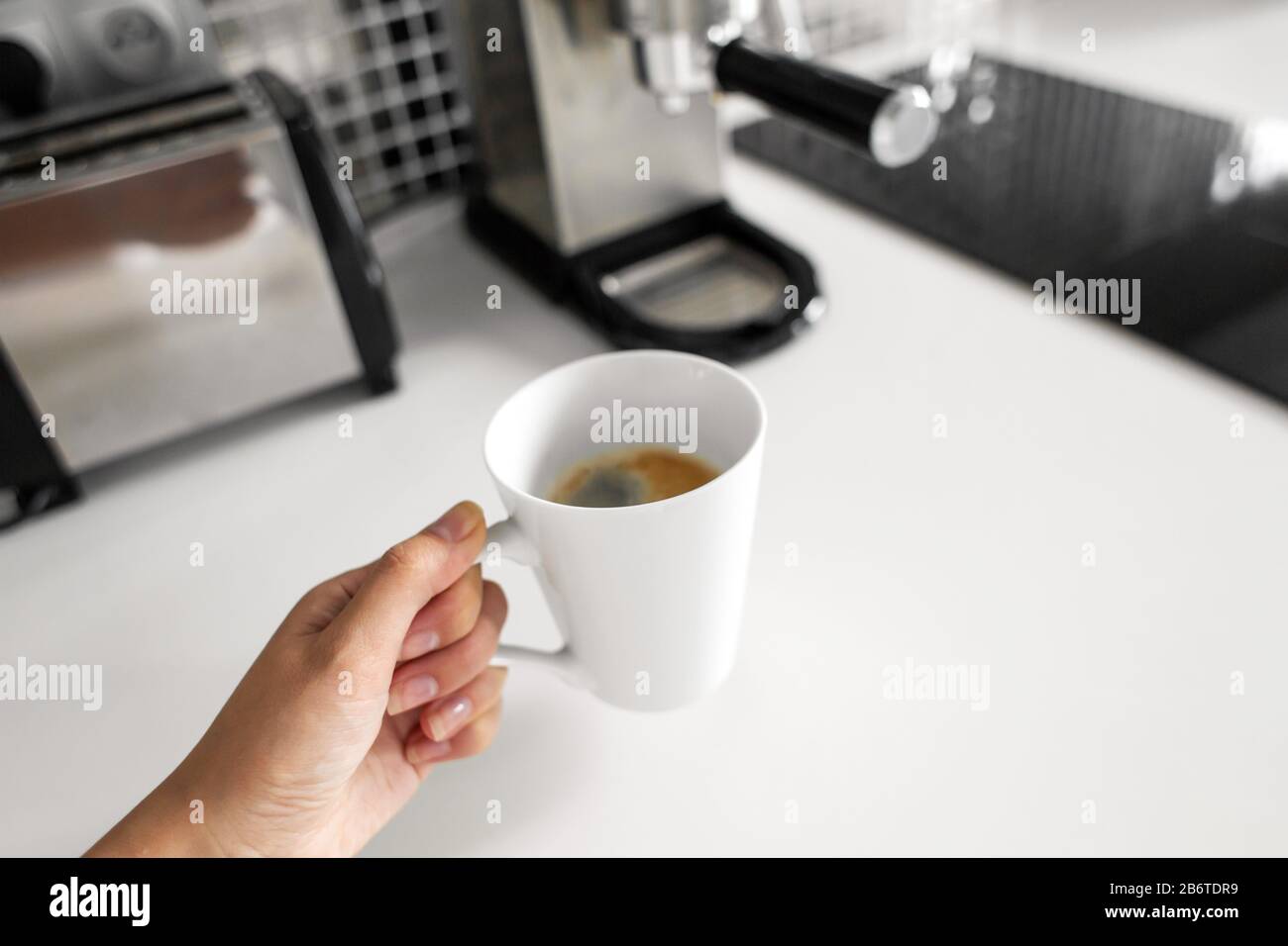 Mujer Con Una Cafetera Fotos e Imágenes de stock - Página 6 - Alamy