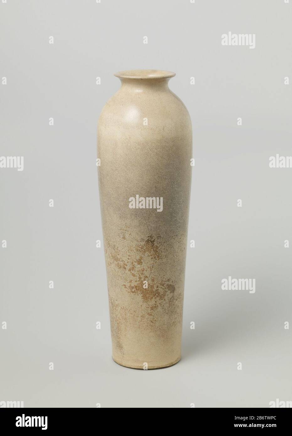 Hoge, slanke vaas van steengoed (Dong-khe-goed/Yiangnan Ding), conoció a een cilindervormig lichaam, naar boven toe iets uitlopend, ronde schouder en spreidende nek met platte rand. Crèmekleurig, gecraqueleerd glazuur. Een chip en de voetring. Monocromos. Fabricante : pottenbakker: AnoniemPlaats fabrique: China Dating: CA. 1700 - ca. 1799Escuela / stijl: Qing-dynastie (1644-1912) / Kangxi-periode (1662-1722) / Yongzheng-periode (1723-1735) / Qianlong-periode (1736-1795) / Jioed aqing-periode (1796-1820) kenmerken Físico: Steengmet een glasmekeusteig leur material: Foto de stock