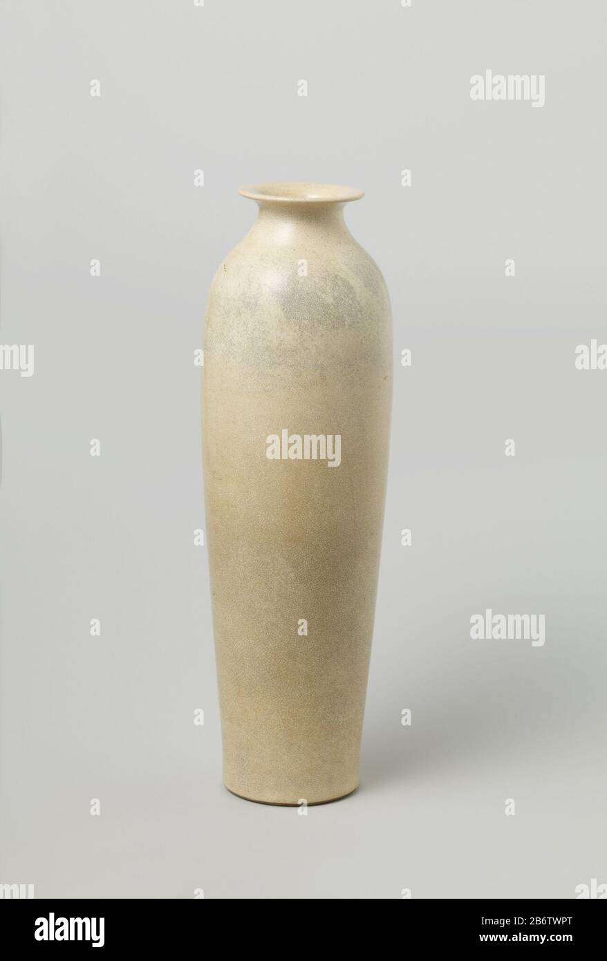 Hoge, slanke vaas van steengoed (Dong-khe-goed/Yiangnan Ding), conoció a een cilindervormig lichaam, naar boven toe iets uitlopend, ronde schouder en spreidende nek met platte rand. Crèmekleurig, gecraqueleerd glazuur. Monocromos. Fabricante : pottenbakker: AnoniemPlaats fabrique: China Dating: CA. 1700 - ca. 1799Escuela / stijl: Qing-dynastie (1644-1912) / Kangxi-periode (1662-1722) / Yongzheng-periode (1723-1735) / Qianlong-periode (1736-1795) / Jioed aqing-periode (1796-1820) kkenken Físico: Steengmet een crèmekebewerg thaieur / tawebewerg thaieur thaieur Foto de stock