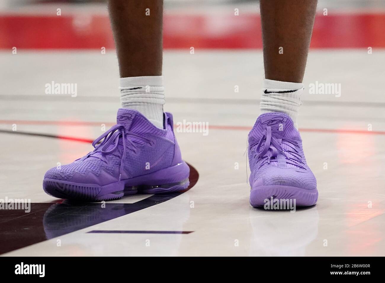 Vista detallada de las zapatillas Nike purple LeBron 16 la guardia de los Trailblazers de Sierra Canyon Bronny James (0) durante un partido de baloncesto de la final de la