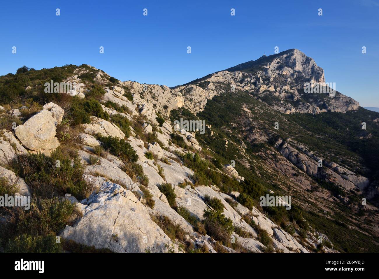 Western Ridge que conduce al pico Triangular de Mont Sainte-Victoire Montaña cerca de Aix-en-Provence Provenza Francia Foto de stock