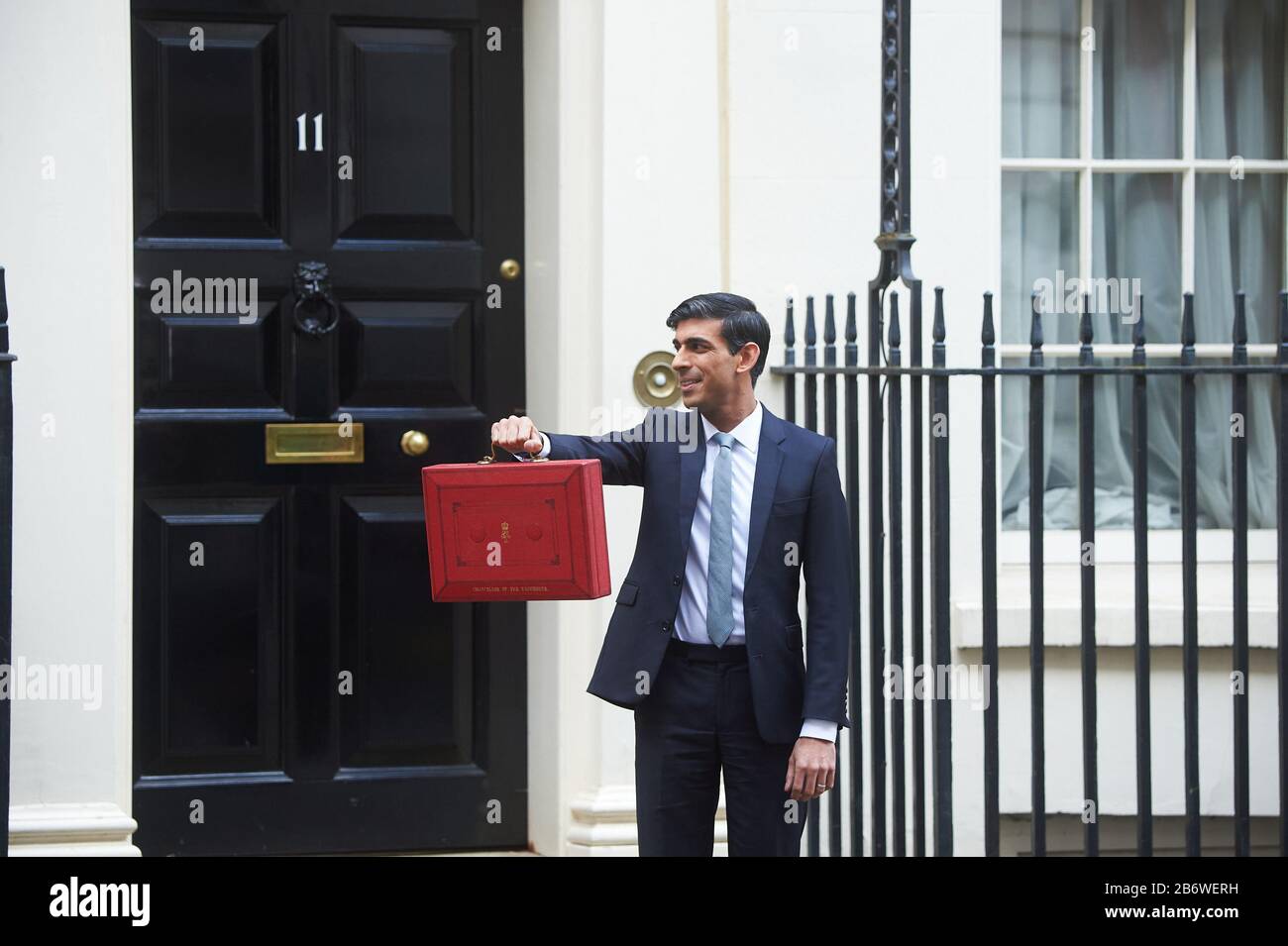 Canciller del Tesoro Rishi Sunak fuera del número 11 Downing Street mostrando la caja roja a la prensa antes del Presupuesto de Primavera 2020 Foto de stock
