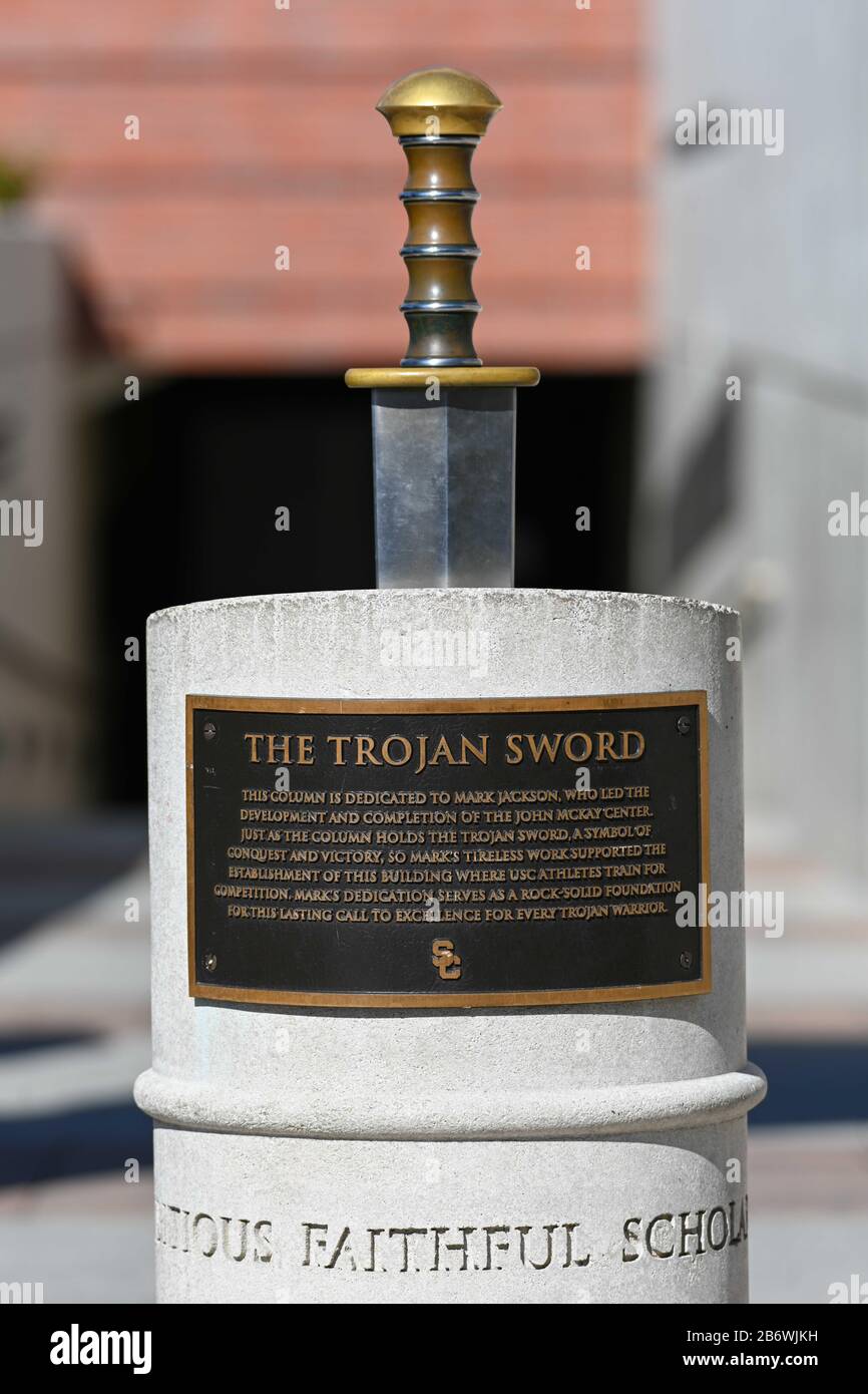 Vista detallada De la Espada de Troya en exhibición fuera de la sala de  bloqueo de Troyanos del Sur de California, durante el primer día de la  práctica de primavera, miércoles, 11