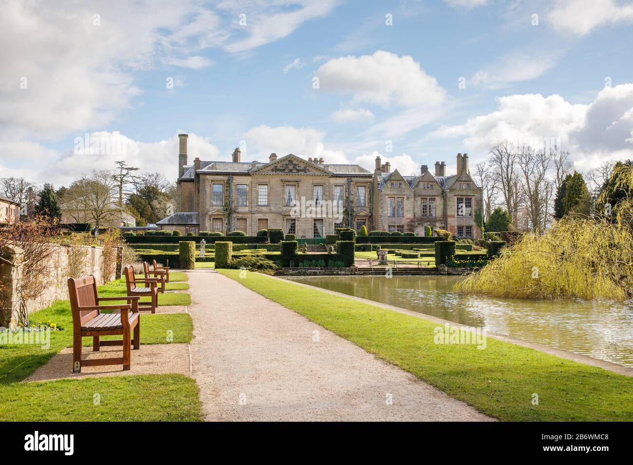 Binley, Warwickshire, marzo de 2020: Coombe Abbey Hotel, un edificio catalogado de Grado I y antigua casa de campo con sus jardines ornamentales y el lago. Foto de stock