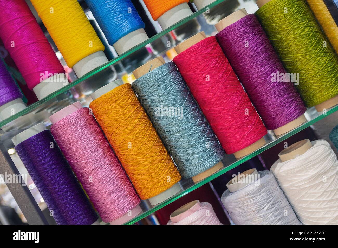 Bobinas con hilos multicolores para coser. Industria textil y textil  Fotografía de stock - Alamy
