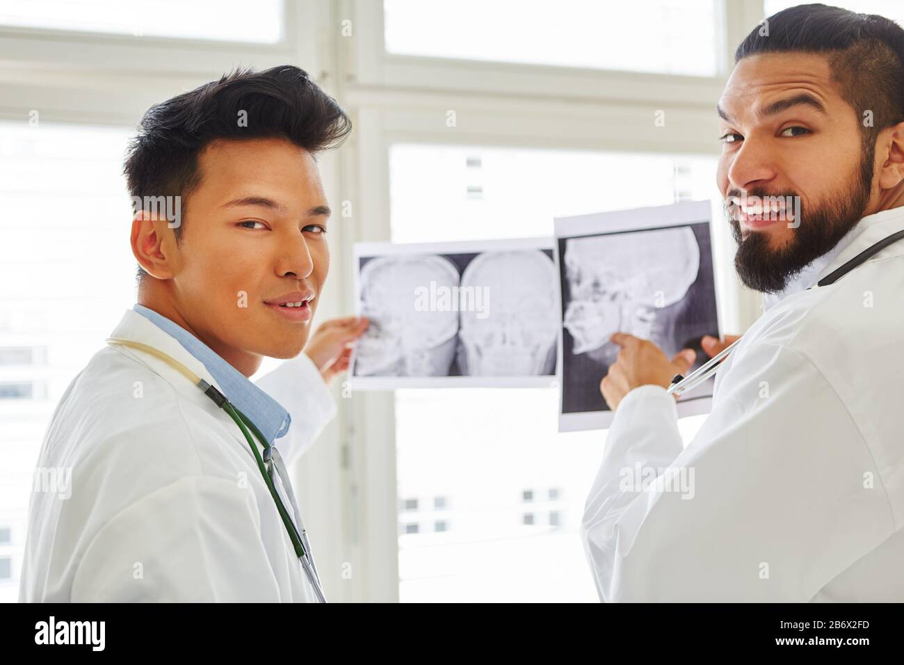 Dos médicos de radiología con rayos X en las manos en el trabajo Foto de stock
