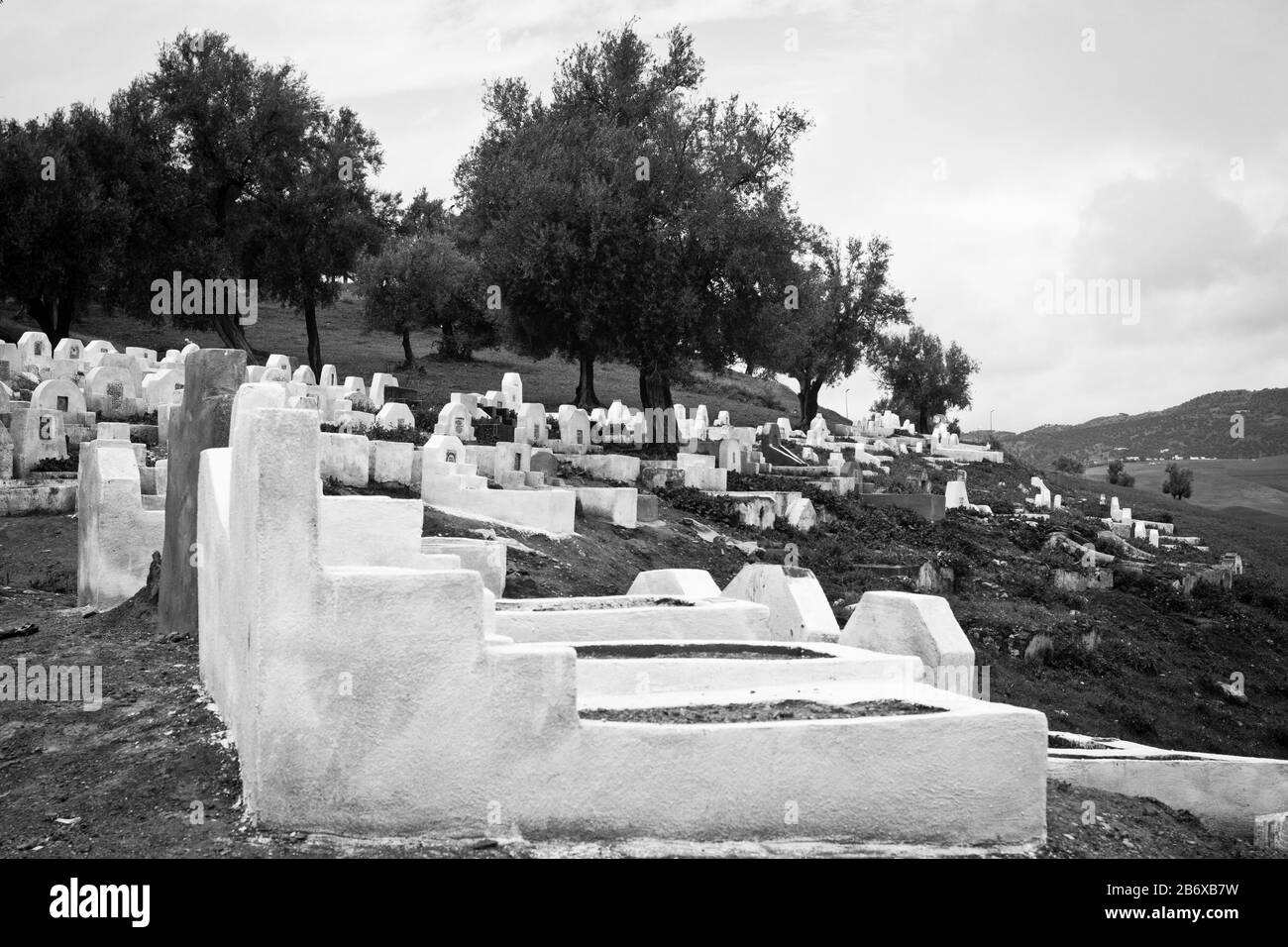 Lápidas de mármol blanco en una cemetría en las afueras de Fes