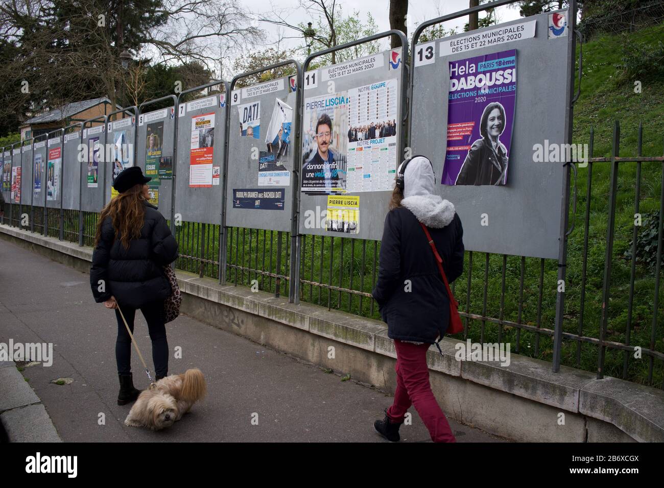París se prepara para las elecciones locales francesas en medio de temores coronavirus, rue Ronsard, 75018 París, Francia - Marzo 2020 Foto de stock