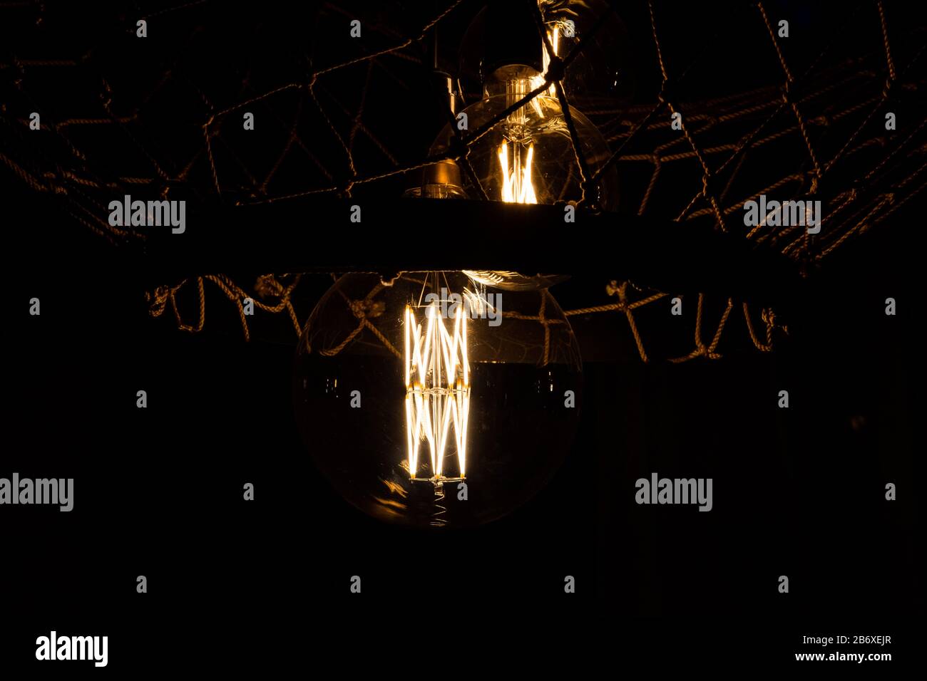Tres lámparas colgantes que brillan oscuridad para la decoración Fotografía de stock - Alamy