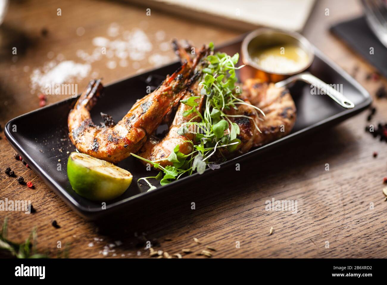 Langostinos tigre a la parrilla con salsa de Chile y lima Fotografía de stock Alamy Langostinos tigre a la parrilla con salsa de Chile y lima Fotografía de stock Alamy