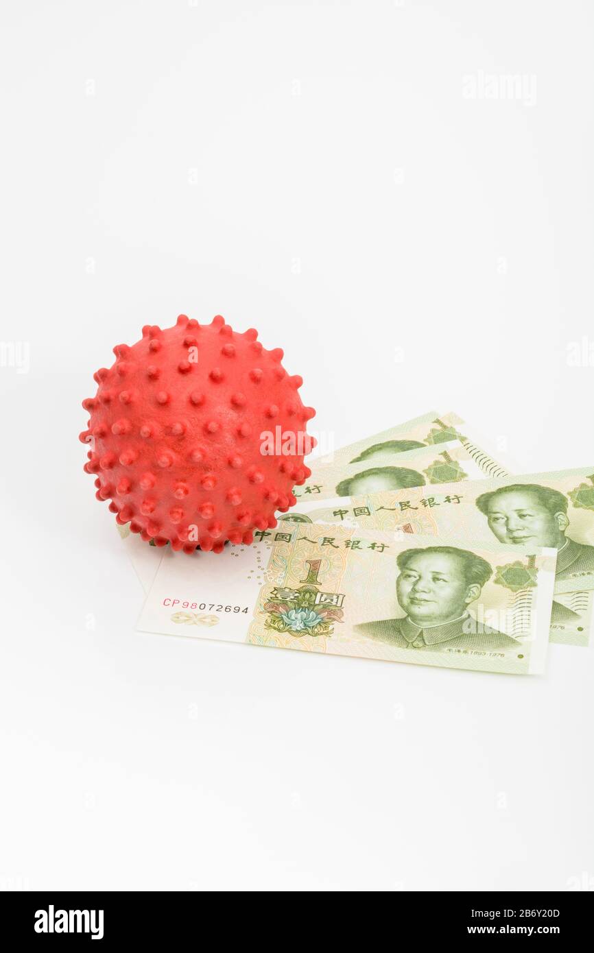 Modelo Coronavirus Y Chino 1 Yuan. Por los efectos de Covid-19 en la economía China + la pandemia de Wuhan Coronavirus que afecta a los negocios, el comercio y los salarios chinos Foto de stock