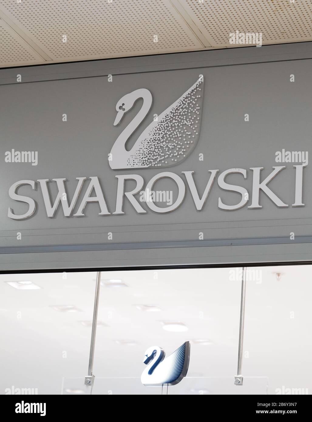 Burdeos , Aquitania / Francia - 01 15 2020 : Swarovski logo tienda swan  productor austriaco de joyería de lujo corte plomo cristal firma tienda  Fotografía de stock - Alamy