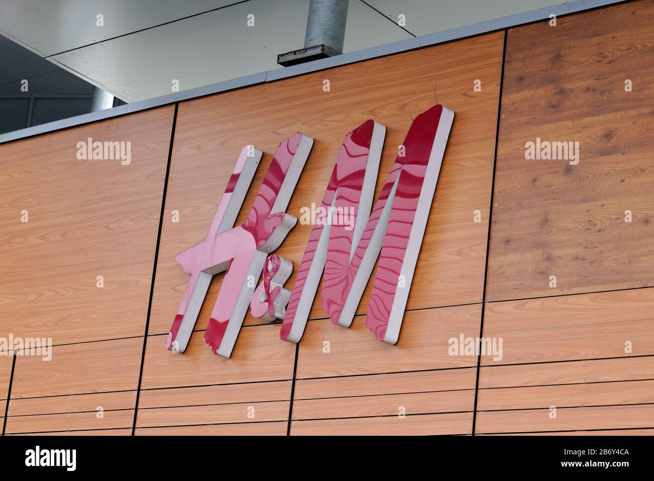 Burdeos , Aquitania / Francia - 02 21 2020 : H\u0026M logo tienda H \u0026 M tienda  Marca multinacional sueca de ropa al por menor empresa ropa de moda  Fotografía de stock - Alamy