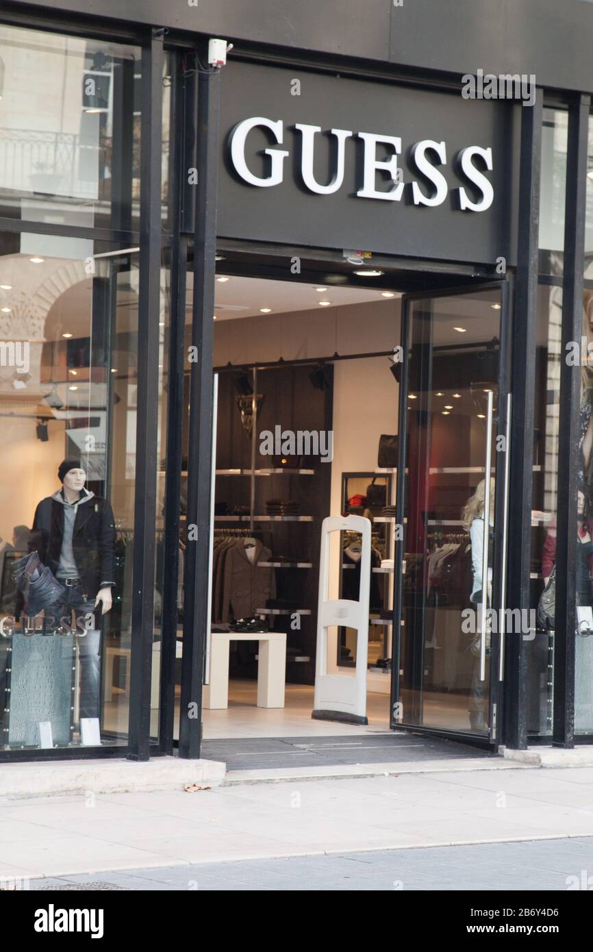 Burdeos , Aquitania / Francia - 10 30 2019 : Guess store logo signo  americano línea de ropa de lujo Marca tienda Fotografía de stock - Alamy