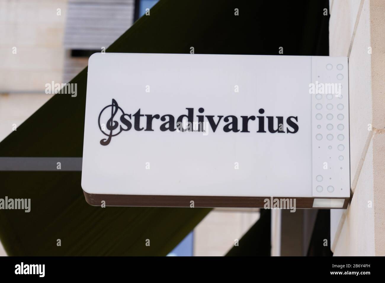 Burdeos , Aquitania / Francia - 09 18 2019 : Stradivarius store International Women men ropa Marca de moda de España fundada en 1994 Fotografía de stock Alamy