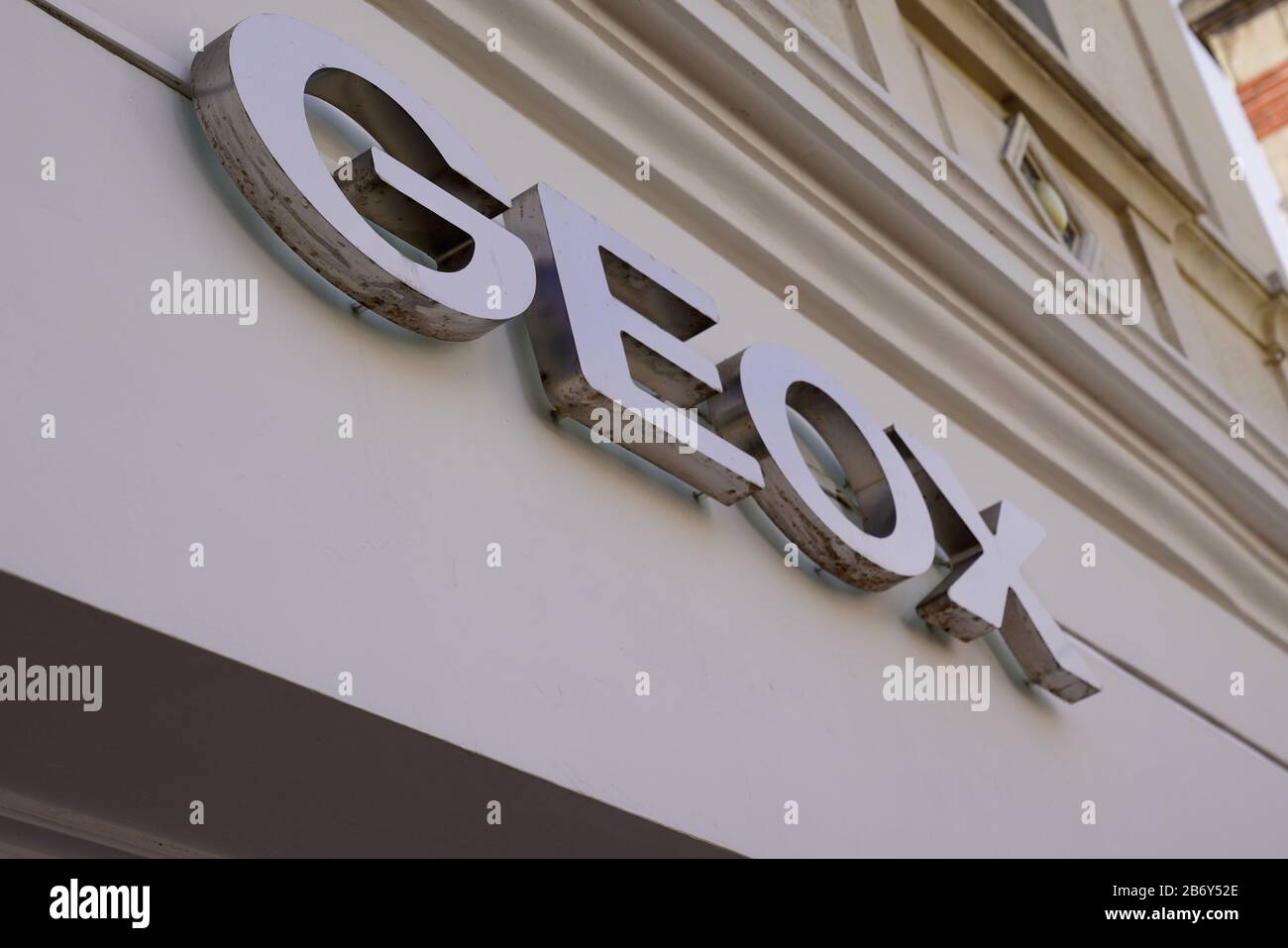 Arcachon , Aquitania / Francia - 10 08 2019 : Geox logotipo de la italiana de zapatos y ropa Fotografía de stock - Alamy
