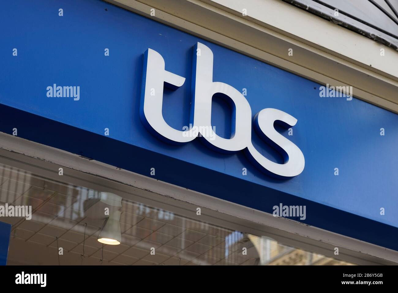 Burdeos , Aquitania / Francia - 10 28 2019 : TBS logo tienda signo ropa  barco y zapatos Marca tienda para el deporte y el ocio Fotografía de stock  - Alamy