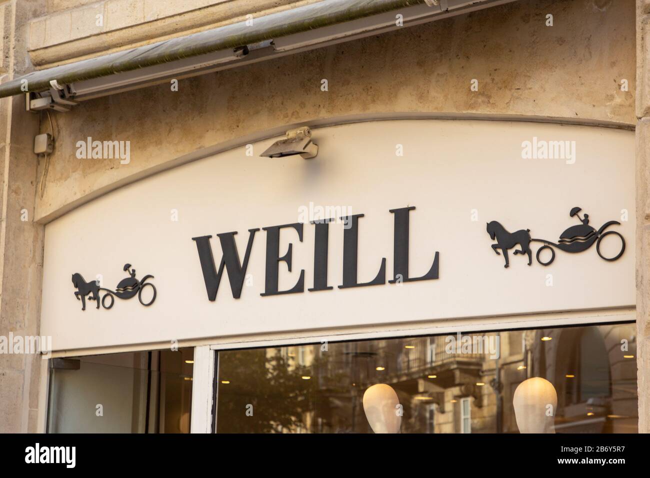 Burdeos, Aquitania / Francia - 11 12 2019 : Weill tiendas signo logo feminidad ropa tienda refinamiento mujeres ropa Foto de stock