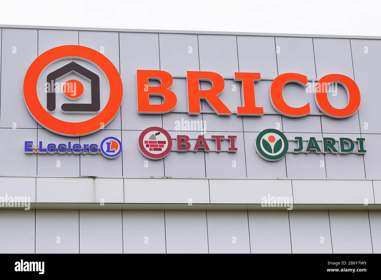 Burdeos , Aquitania / Francia - 10 02 2019 : bricoleclerc Logo Super tienda Marca Intermarche de la comercial general francés Foto de stock