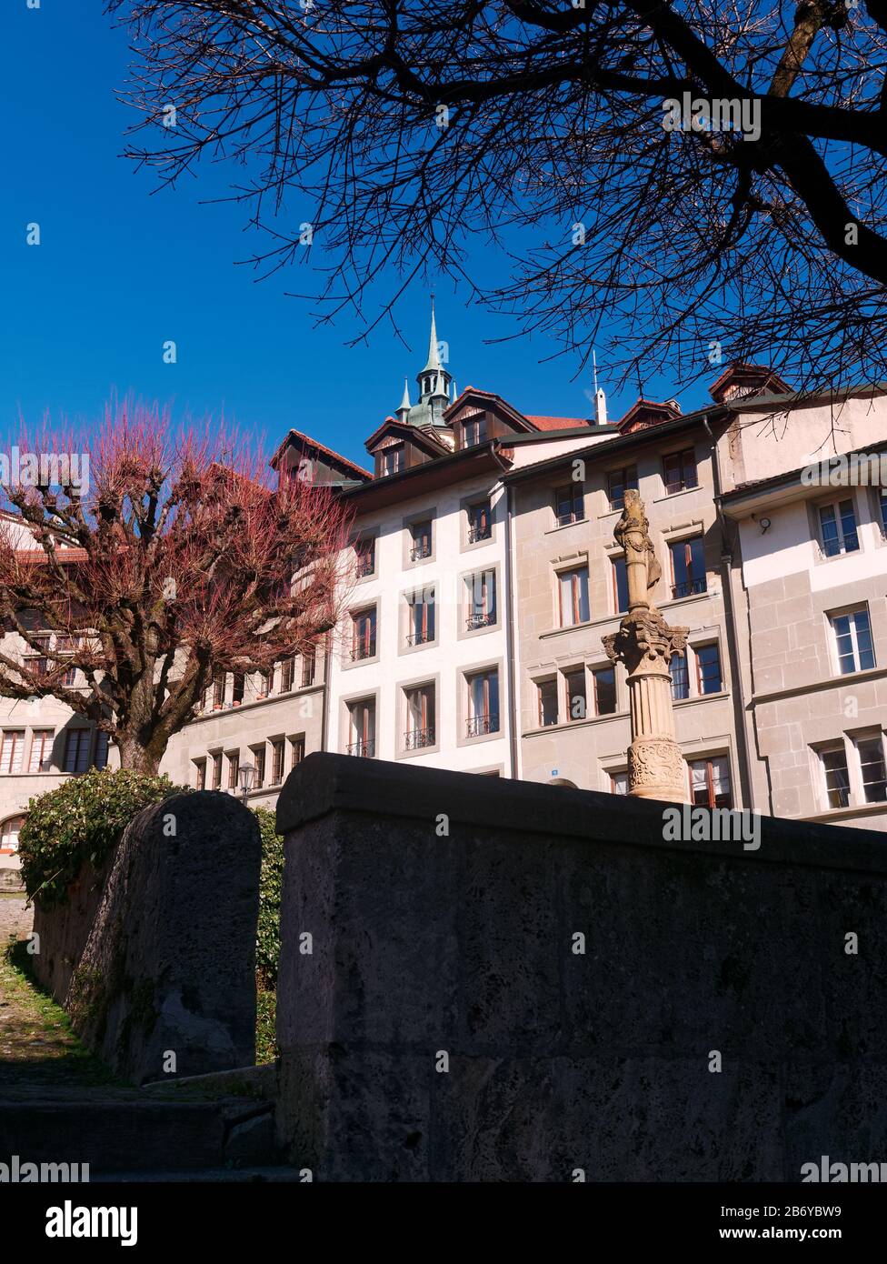 Vista del Escalier du Court-Chemin en el casco antiguo de Friburgo, Suiza. Foto de stock