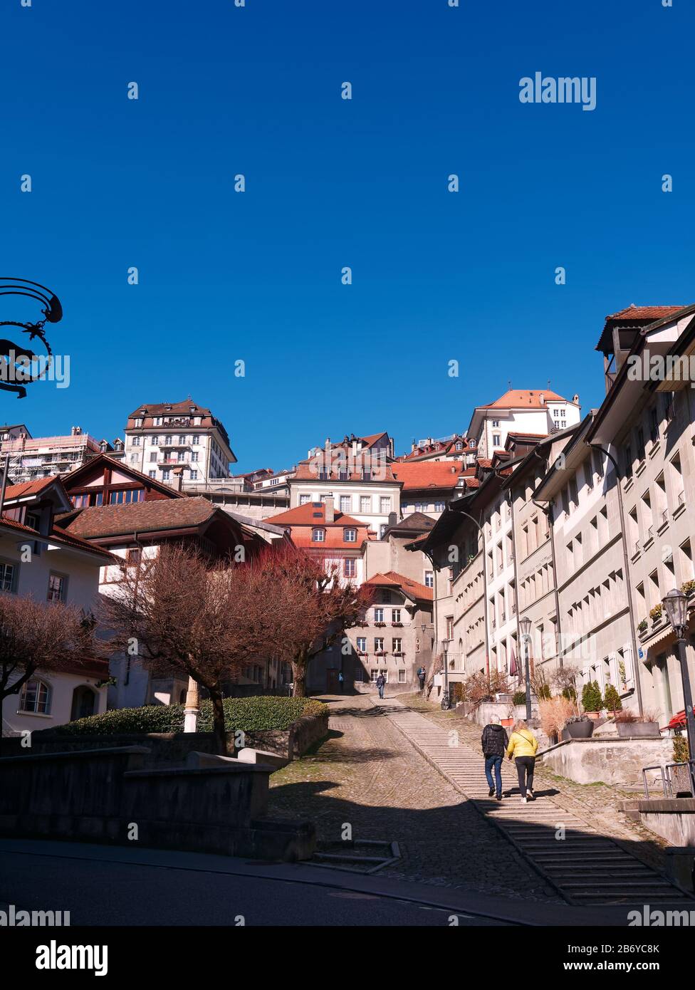 Vista del Escalier du Court-Chemin en el casco antiguo de Friburgo, Suiza. Foto de stock