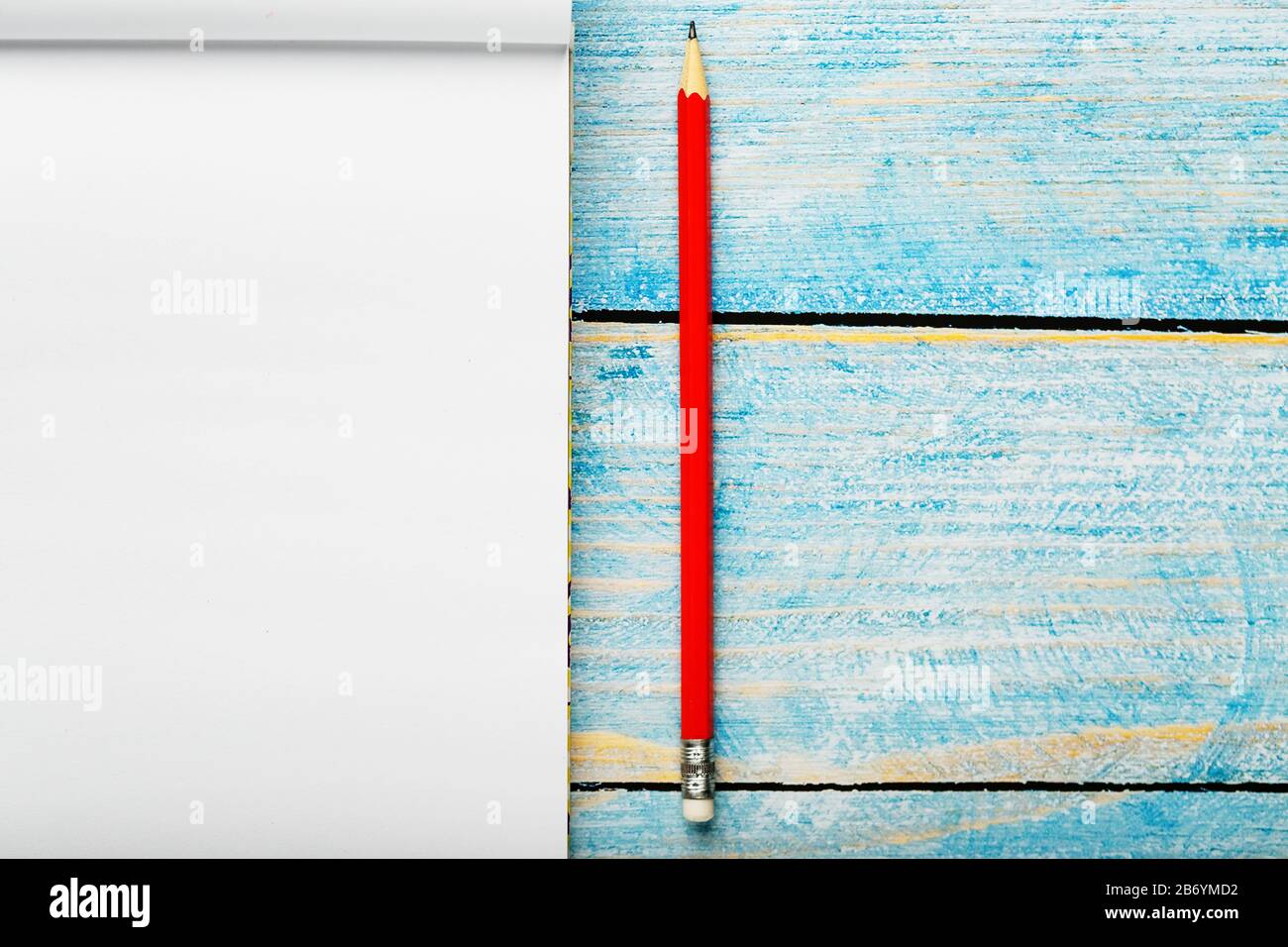 Cuaderno para escribir con un lápiz rojo sobre un fondo azul. Espacio libre  vacío para escribir en una hoja en blanco de un cuaderno, concepto  Fotografía de stock - Alamy