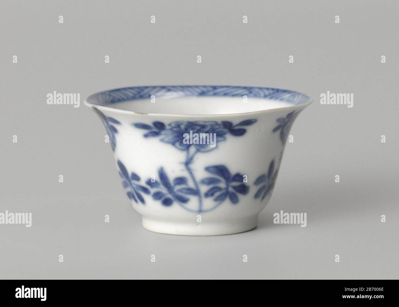 Klokvormige kop conoció a Bloemtakken Klokvormige kop van porselein, beschilderd in onderglazuur blauw. Op de buitenwand bloemtakken (pioen, prunus). Op de bodem een bloemtak en de binnenrand met arceerwerk. Blauw-Wit. Fabricante : pottenbakker: AnoniemPlaats fabrique: China Dating: CA. 1700 - ca. 1724Escuela / stijl: Qing-dynastie (1644-1912) / Kangxi-periode (1662-1722) / Yongzheng-periode (1723-1735) kamerken Físico: Porselein met onderglazuur blauw material: Porselglazuur kobalt Techniek: Draaiend bewerken / Rilderein / 4,2 cm Dimensiones. Foto de stock