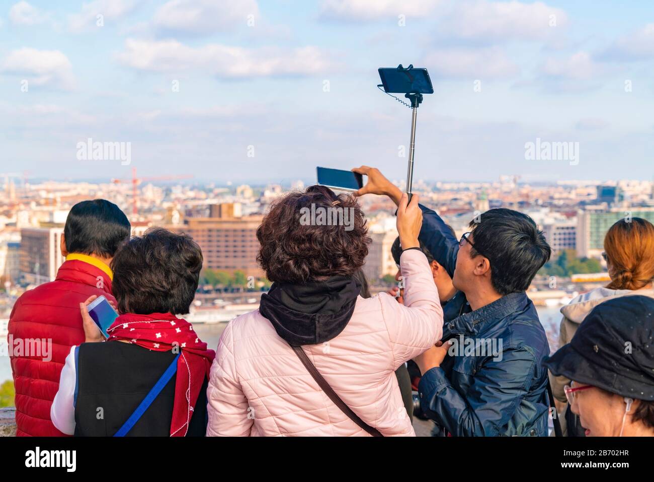 Turistas asiáticos tomando imágenes de Budapest desde el castillo de Buda Foto de stock