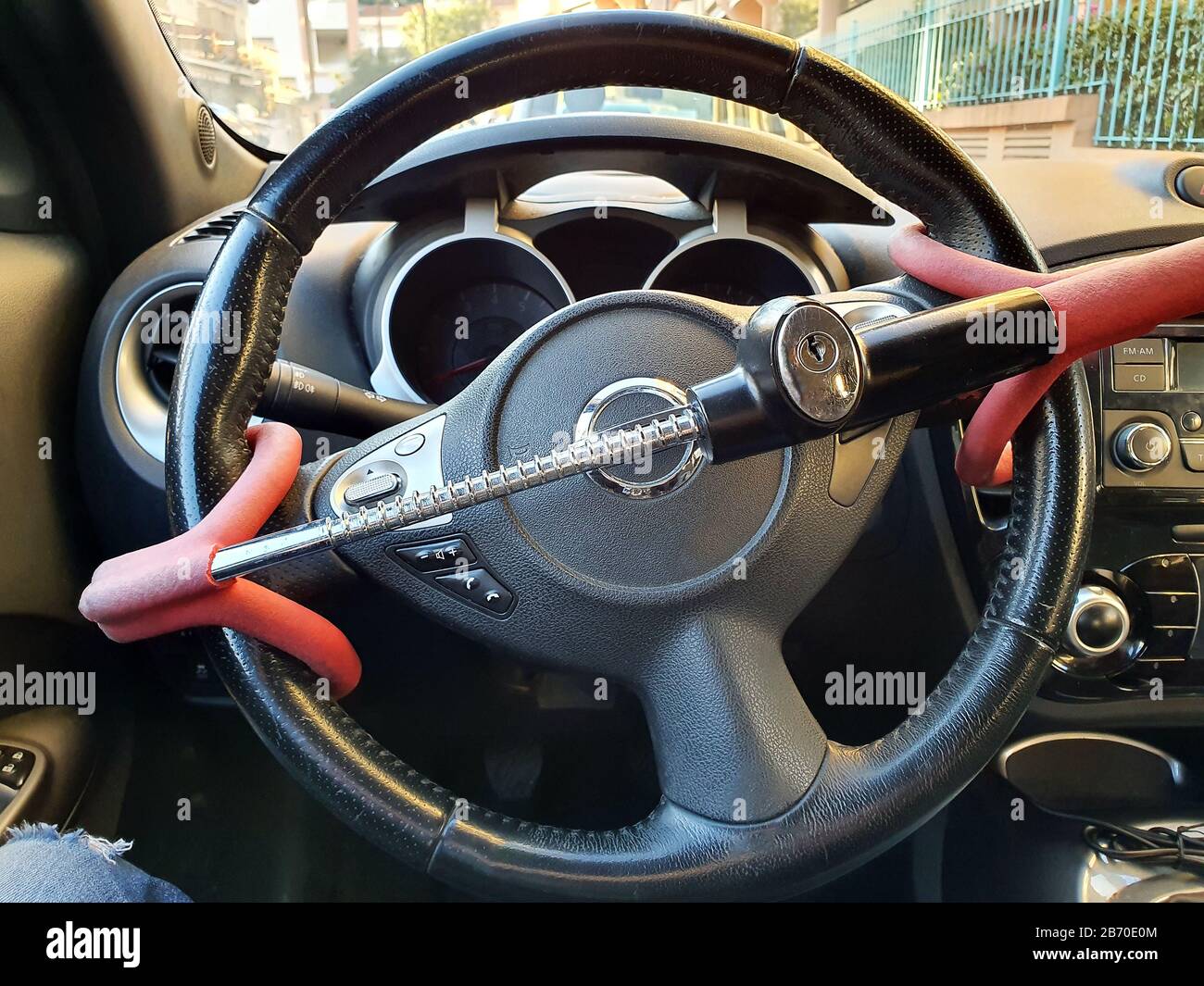 Sistema Antirrobo De Seguridad Para El Coche Con Bloqueo Del Volante.  Colores Negro Y Rojo. Vista De Primer Plano Fotografía de stock - Alamy