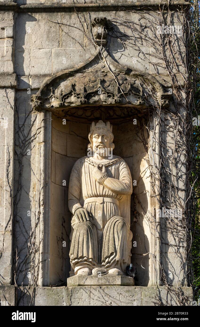 Réplica escultura de la figura coronada en el arco que conduce al Castillo Negro en Brisligton de original en Bristol, ahora demolido puertas medievales Foto de stock